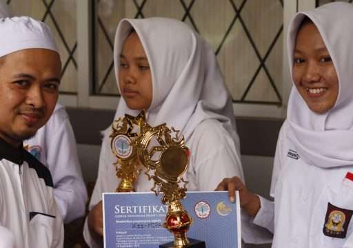 Penghargaan kepada pemenang Lomba dalam acara peringatan Tahun Baru Islam 1 Muharram 1440 H